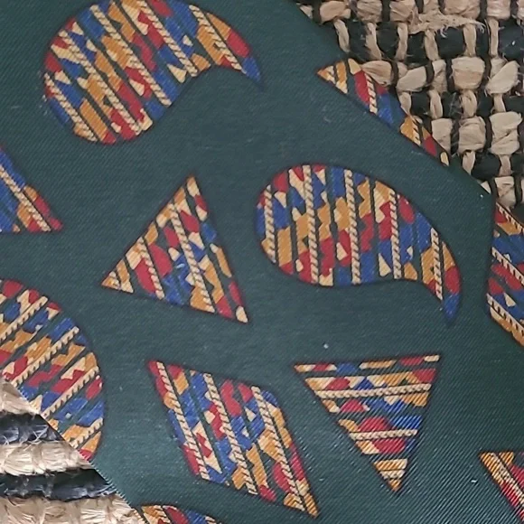 METROPOLITAN MUSEUM OF ART SILK NECK TIE - Picture 4 of 4